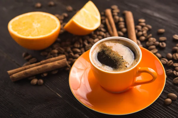 Koffiekopje met gesneden sinaasappel — Stockfoto