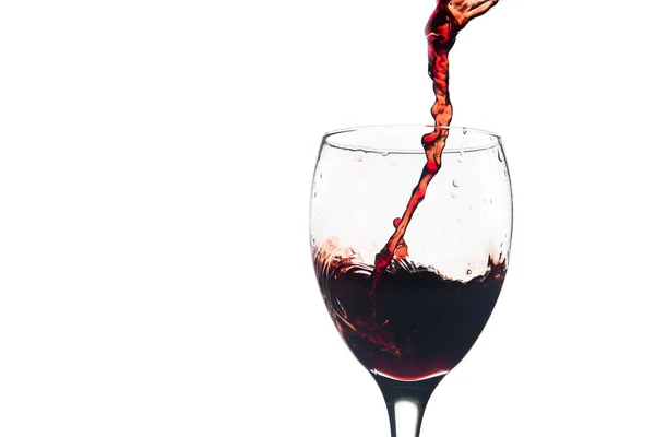Червоне вино бризкає в склянці — стокове фото