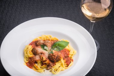 makarna tagliatelle ve şarap