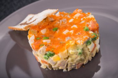 Restoran kaynağı salata olivie