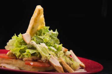 Sezar salatası waffle ile