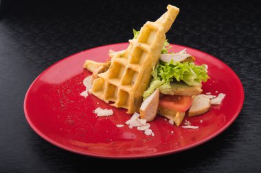 Sezar salatası waffle ile
