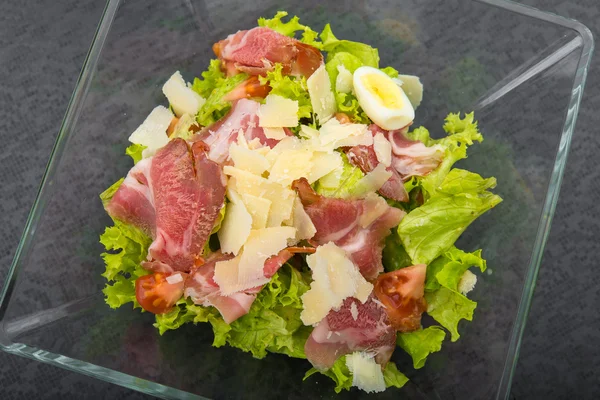 Frischer Salat mit Käse und Schinken — Stockfoto