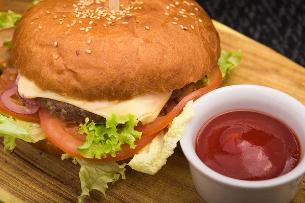 Delicioso hambúrguer de carne — Fotografia de Stock