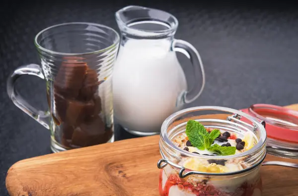 Tasdy dessert yogurt with granola — Stock Photo, Image