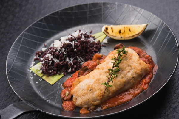 Filete de pollo en pan —  Fotos de Stock