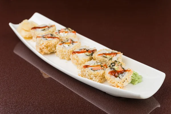 Ρολά σούσι σε λευκό πιάτο — Φωτογραφία Αρχείου