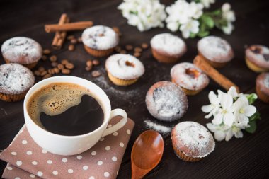 kahve fincanı, lezzetli seedcake ve çiçek