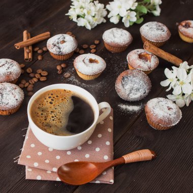 kahve fincanı, lezzetli seedcake ve çiçek