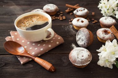 kahve fincanı, lezzetli seedcake ve çiçek