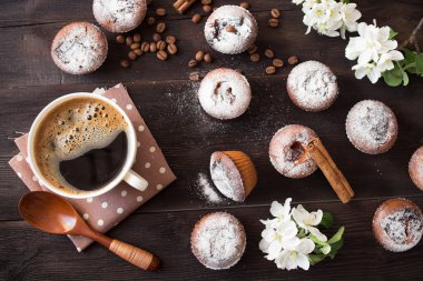 kahve fincanı, lezzetli seedcake ve çiçek