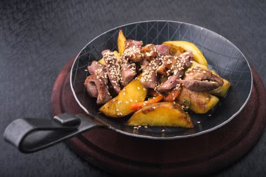 Et Dana ile kızarmış patates 