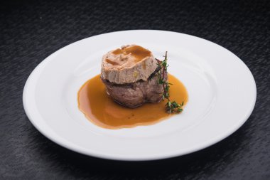 domuz eti biftek truffle makarna ile