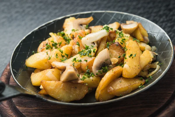 Batatas fritas com cogumelos — Fotografia de Stock