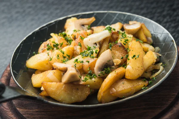 Gedroogde aardappelen met champignons — Stockfoto