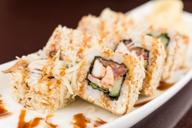 Suşi beyaz tabakta yuvarlanıyor.