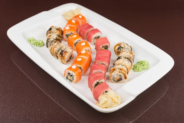 Sushi conjunto com salmão — Fotografia de Stock