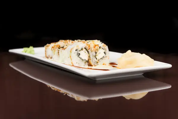 Rollos de sushi en plato blanco — Foto de Stock
