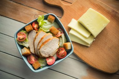 Tavuklu Sezar salatası