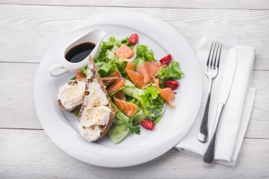 Kızarmış ekmek ile Somon salata