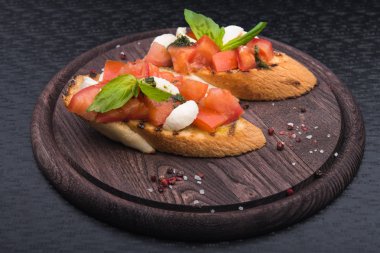 bruschettas domates ve mozzarella ile