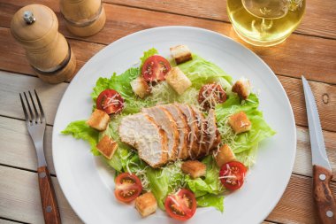 Tavuklu Sezar salatası