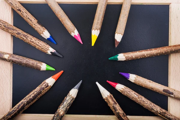 Houten potloden op schoolbord — Stockfoto