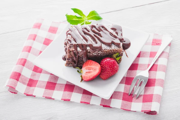 Bolo de chocolate com morangos — Fotografia de Stock