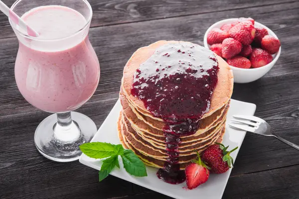 Pancakes with berry jam — Stock Photo, Image