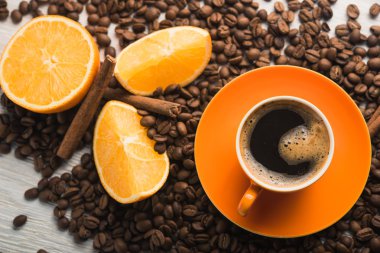 Turuncu kahve fincanı 