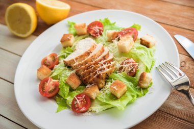 Tavuklu Sezar salatası