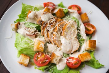 Tavuklu Sezar salatası