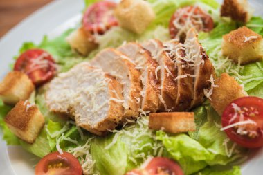 Tavuklu Sezar salatası