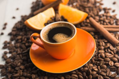 Turuncu kahve fincanı 