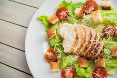 Tavuklu Sezar salatası