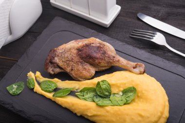  Ezilmiş patates ile ördek 