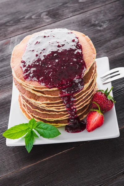 Pancakes with berry jam — Stock Photo, Image