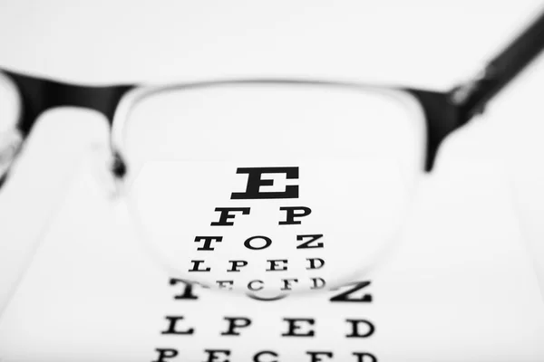 Occhiali da vista su test esame mirato — Foto Stock