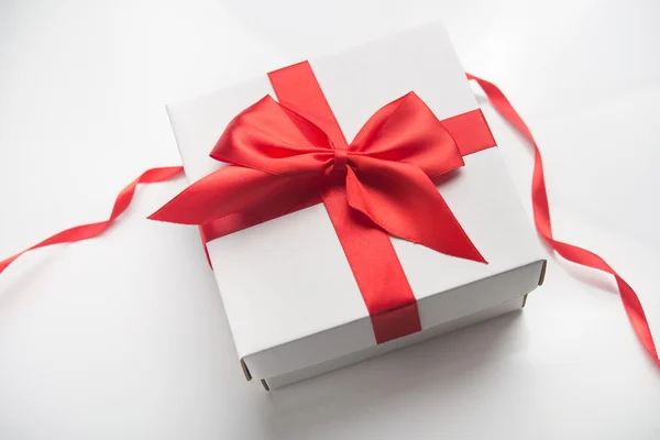 Caja de regalo con lazo rojo — Stockfoto