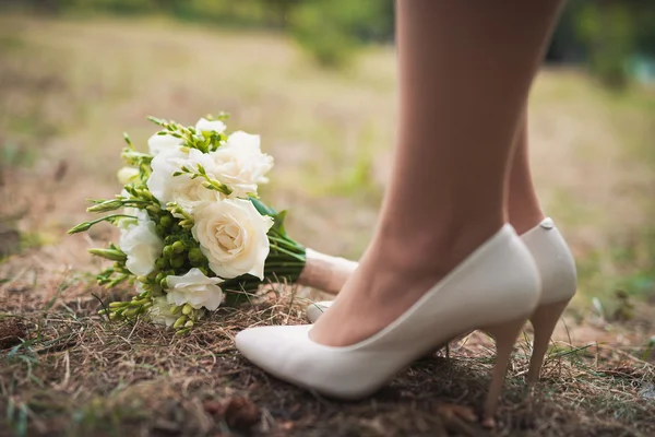 Esküvői csokor és a lábak — Stock Fotó