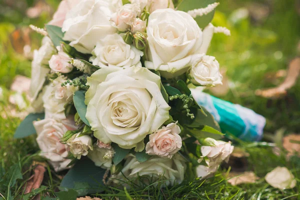 Wedding bouquet on grass — Stock Photo, Image