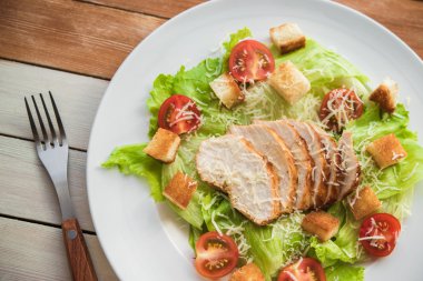 Tavuklu Sezar salatası