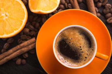 Turuncu kahve fincanı 