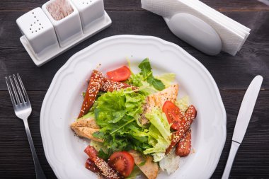 Tavuklu Sezar salatası