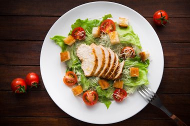 Tavuklu Sezar salatası