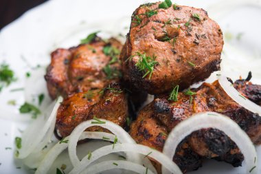 Barbekü et soğan ile