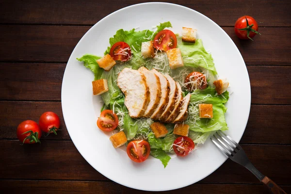 Tavuklu Sezar salatası