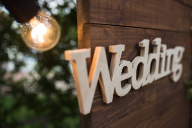 Ahşap plaket düğünü, fotoğraf bölgesi harflerinde güzel bir dekor. retro lamba