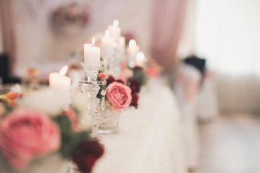 Düğün masası süsü. Mumla şamdanın yakın çekimi. romantik arkaplan