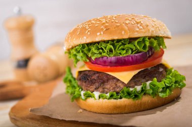 Biftekli büyük hamburger. fast food geçmişi.